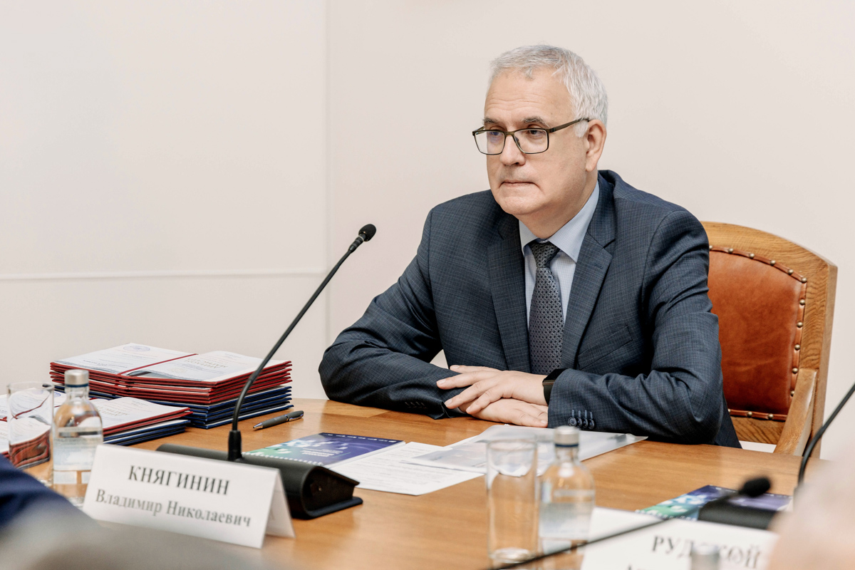 Выпускников поздравил вице-губернатор Санкт-Петербурга Владимир Княгинин Выпускников поздравил вице-губернатор Санкт-Петербурга Владимир Княгинин