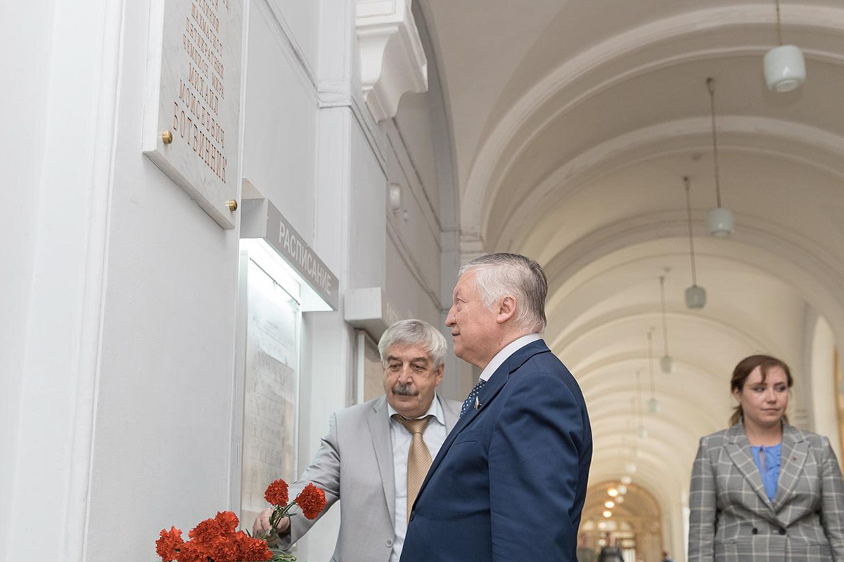 Анатолий Карпов возложил цветы к мемориальной доске Михаила Ботвинника