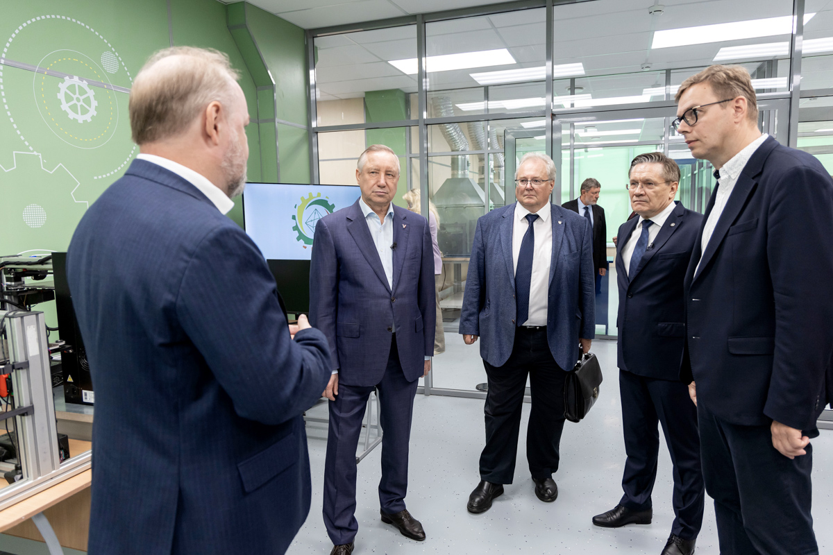 Сергей Салкуцан представляет концепцию молодежного бюро делегации 