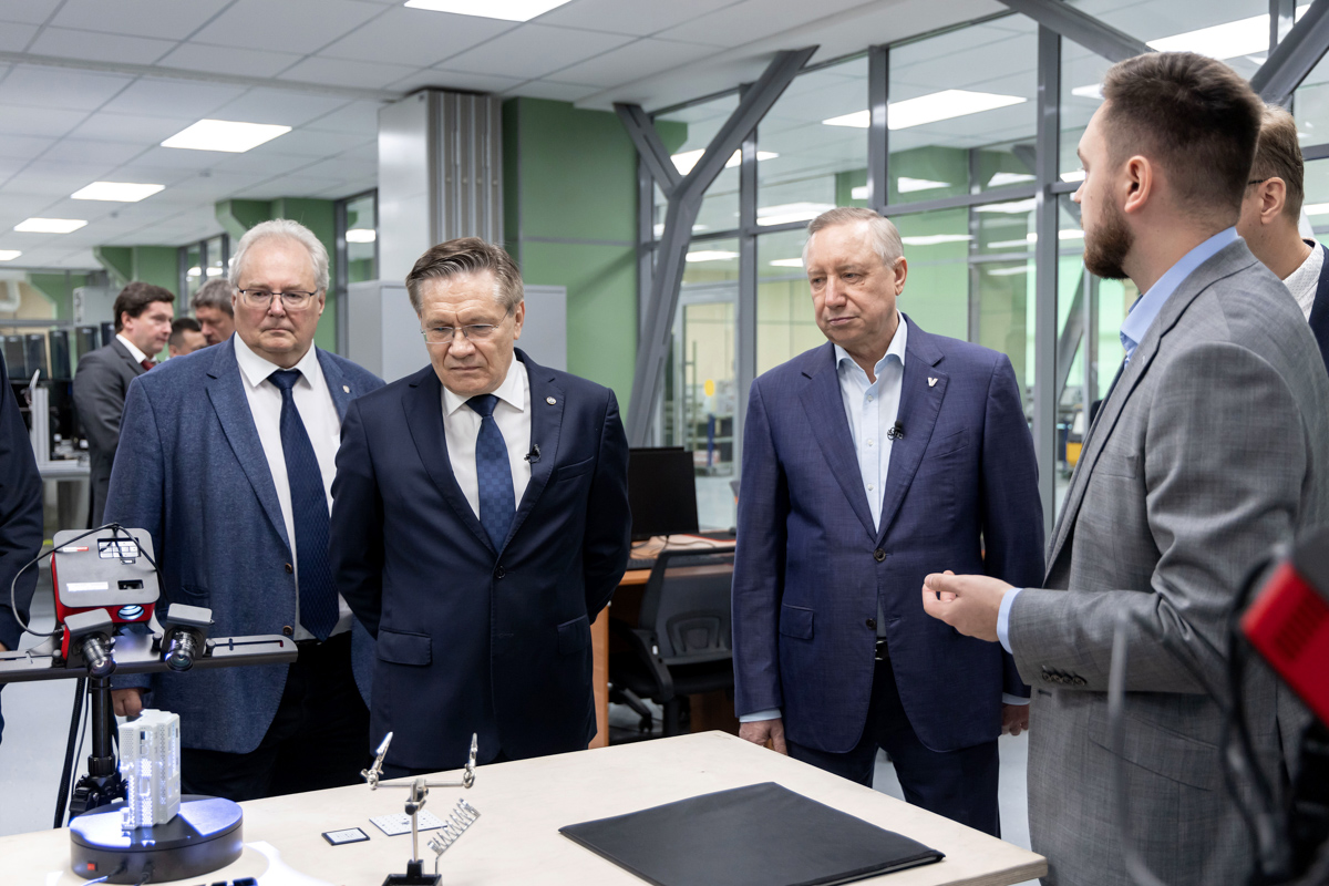 Делегация осматривает Центр инженерных компетенций Делегация осматривает Центр инженерных компетенций