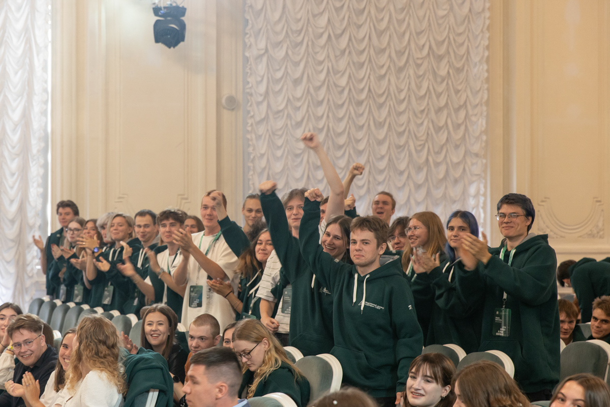 Адаптеры поддерживали вручение наград аплодисментами и скандированием 