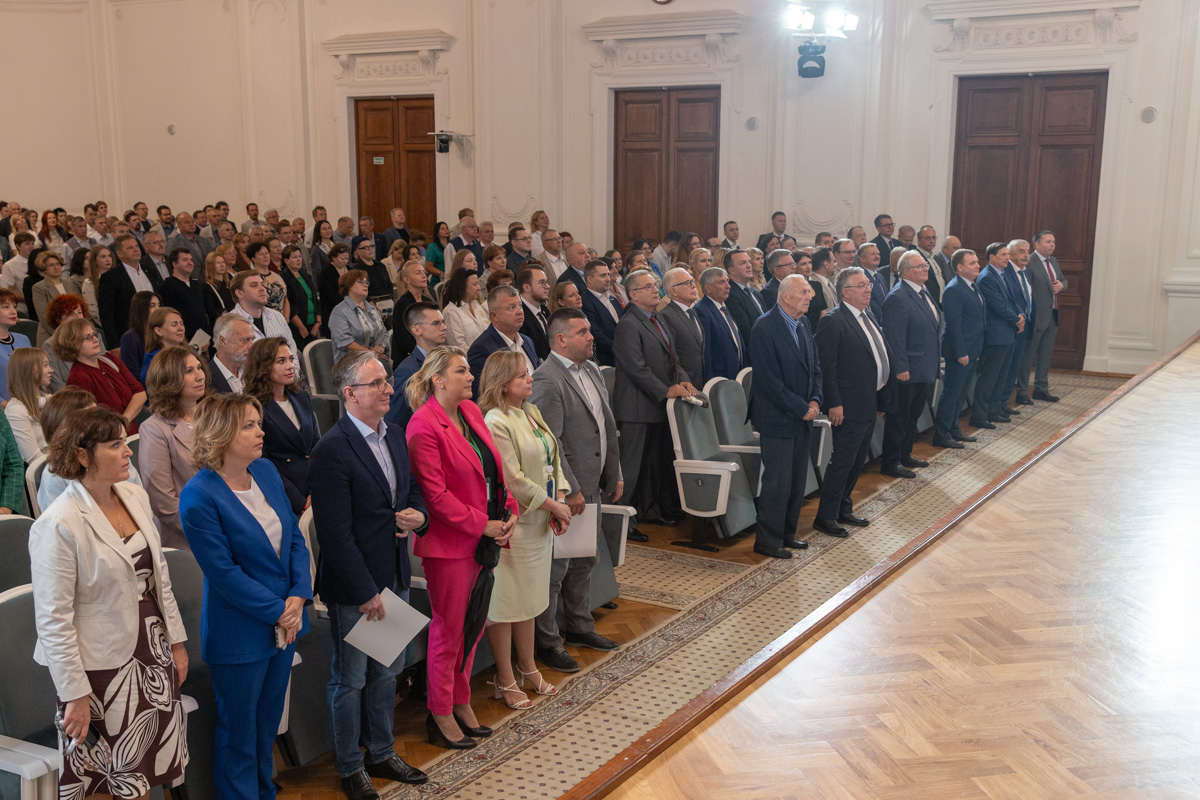 В зале присутствовали профильные проректоры, директора институтов, профессоры и преподаватели вуза В зале присутствовали профильные проректоры, директора институтов, профессоры и преподаватели вуза