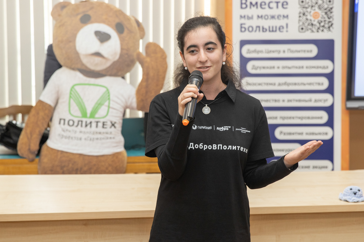 Команда Центра занимается организацией добровольческих выездов, мастер-классов, концертов и выставок в детских домах и госпиталях Команда Центра занимается организацией добровольческих выездов, мастер-классов, концертов и выставок в детских домах и госпиталях