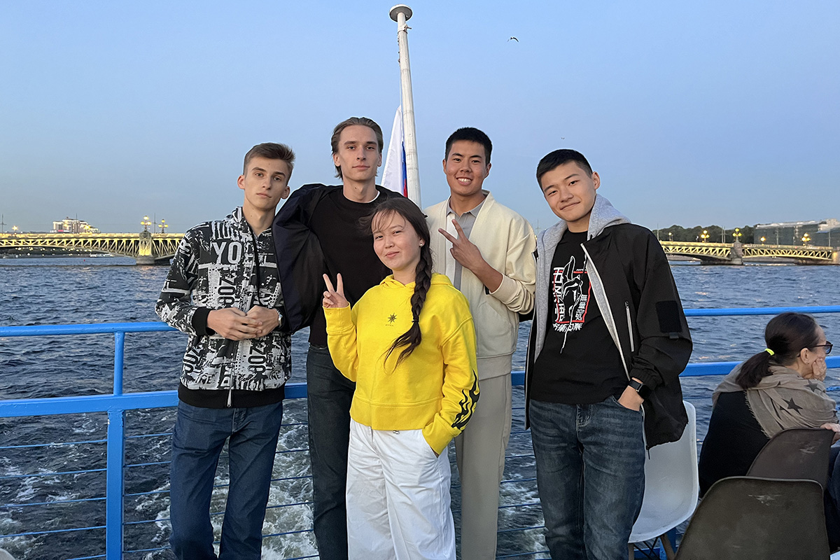 Анатолий и Даниэл на прогулке 