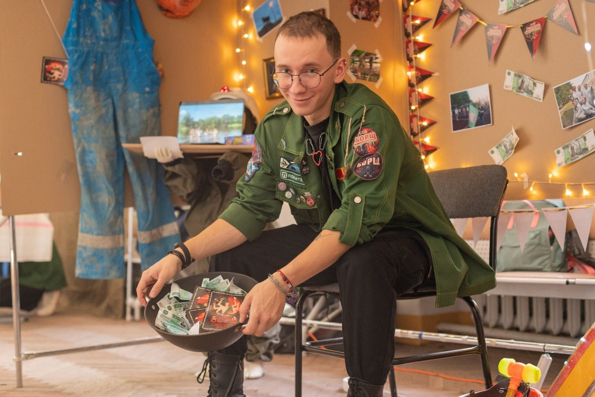 В Главном здании устроили всевозможные конкурсы, розыгрыши, там звучали песни под гитару