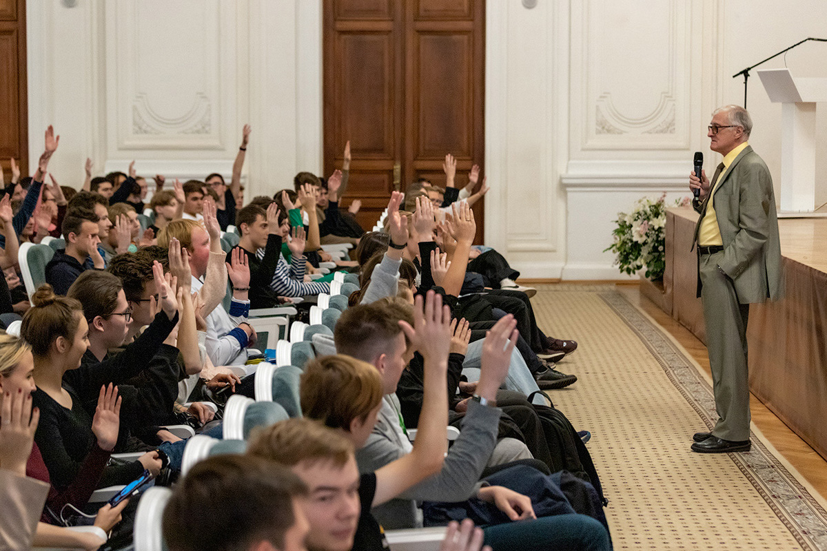 Игорь Рогалёв выступает перед первокурсниками