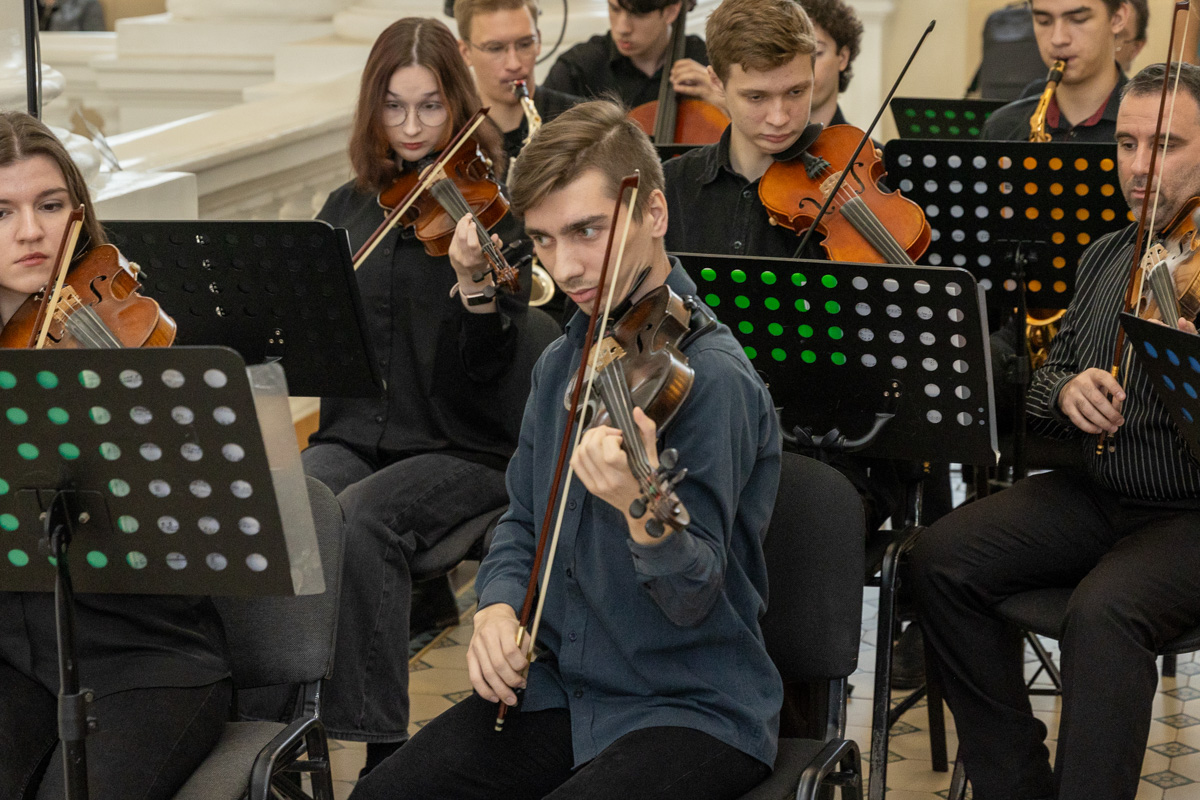 Музыкальная перемена в Главном корпусе — эстрадно-симфонический оркестр