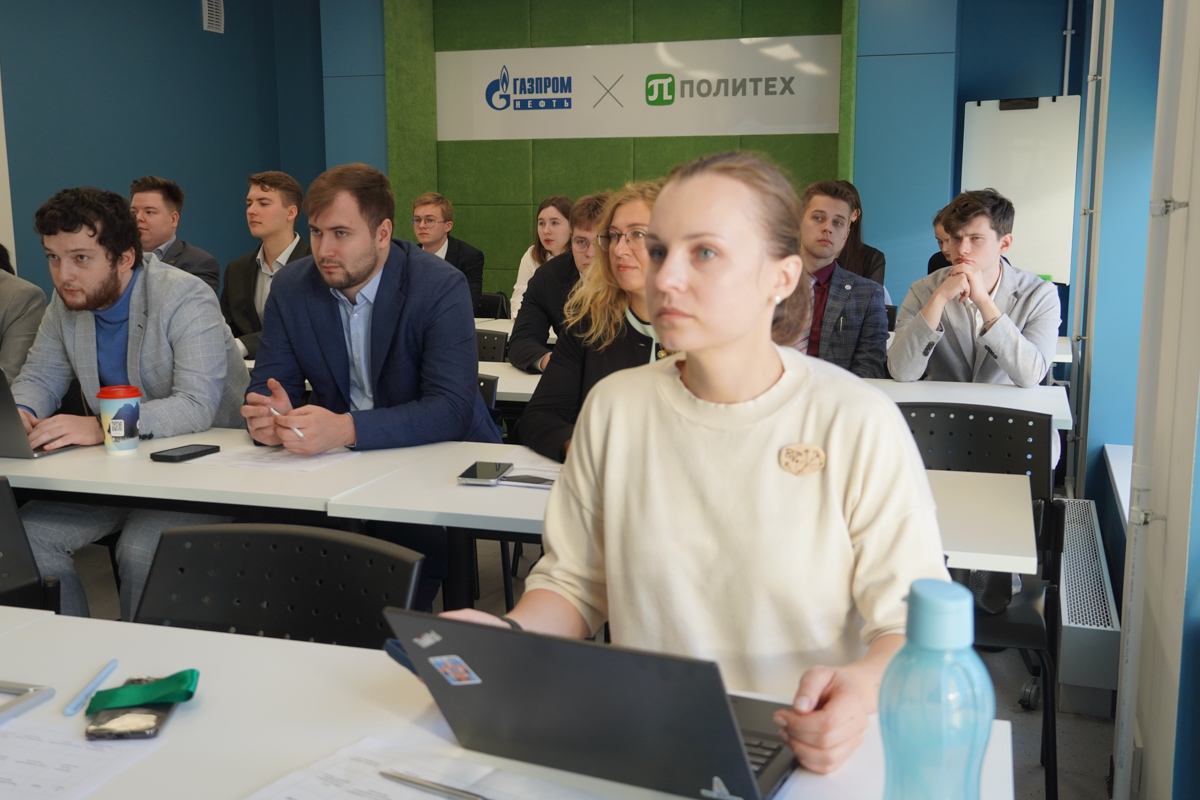 Комиссия принимает отчеты слушателей программы ДПО «Управление закупками на предприятиях нефтегазового комплекса» 