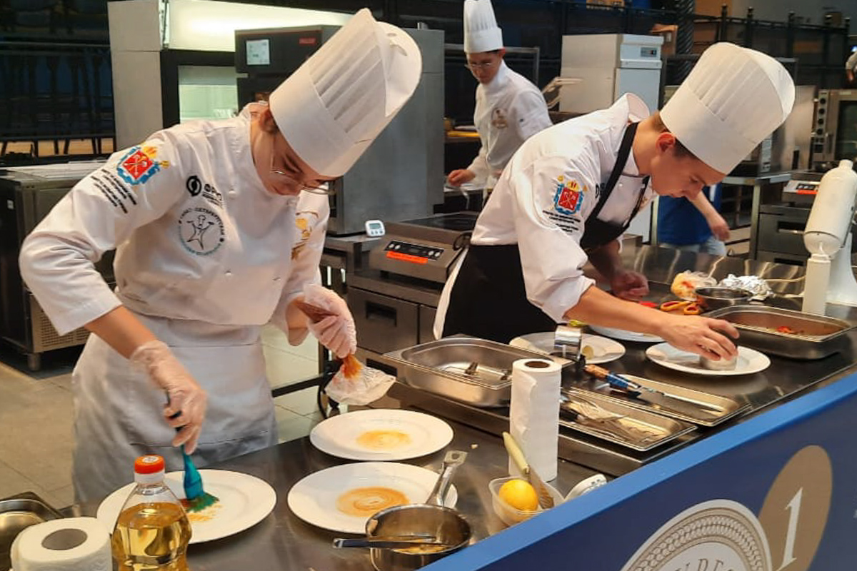 Политехники приготовили горячее блюдо и десерт 