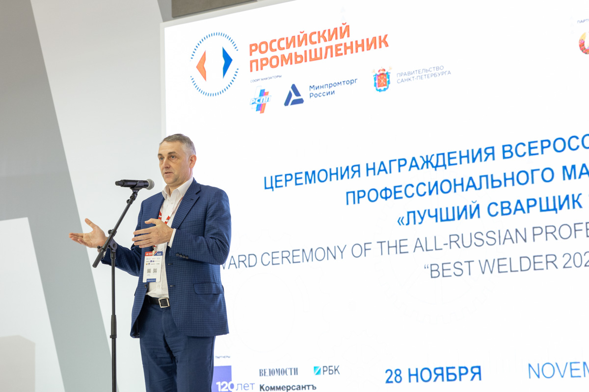 Виталий Сергеев поздравляет победителей Виталий Сергеев поздравляет победителей