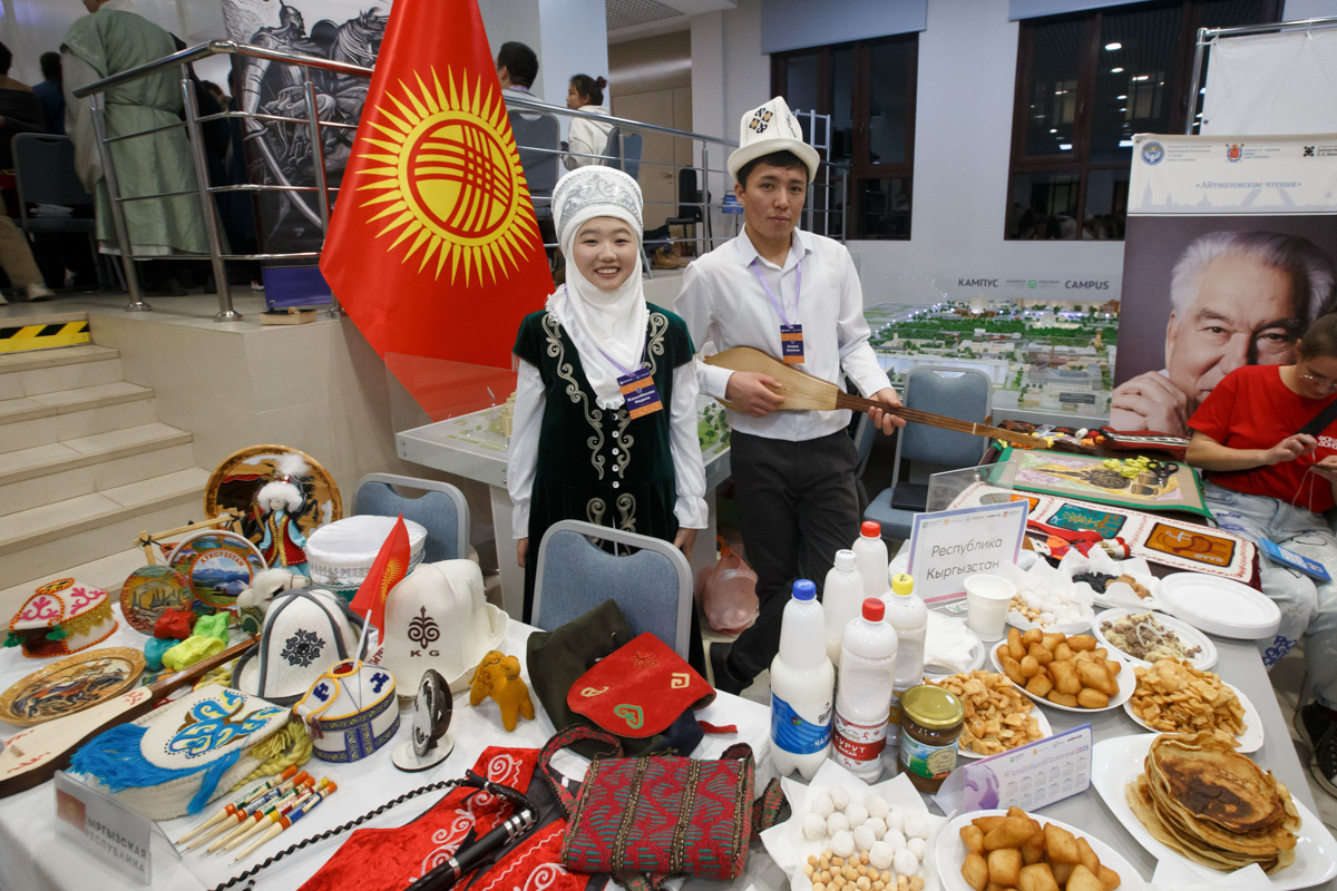 На выставке-презентации «Национальные кухни мира» и на станциях были представлены национальные блюда 