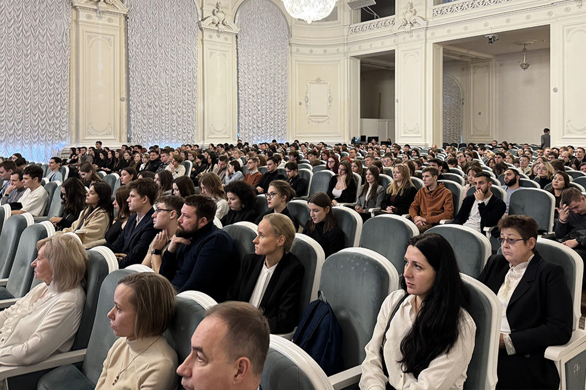 Студенты в Белом зале 