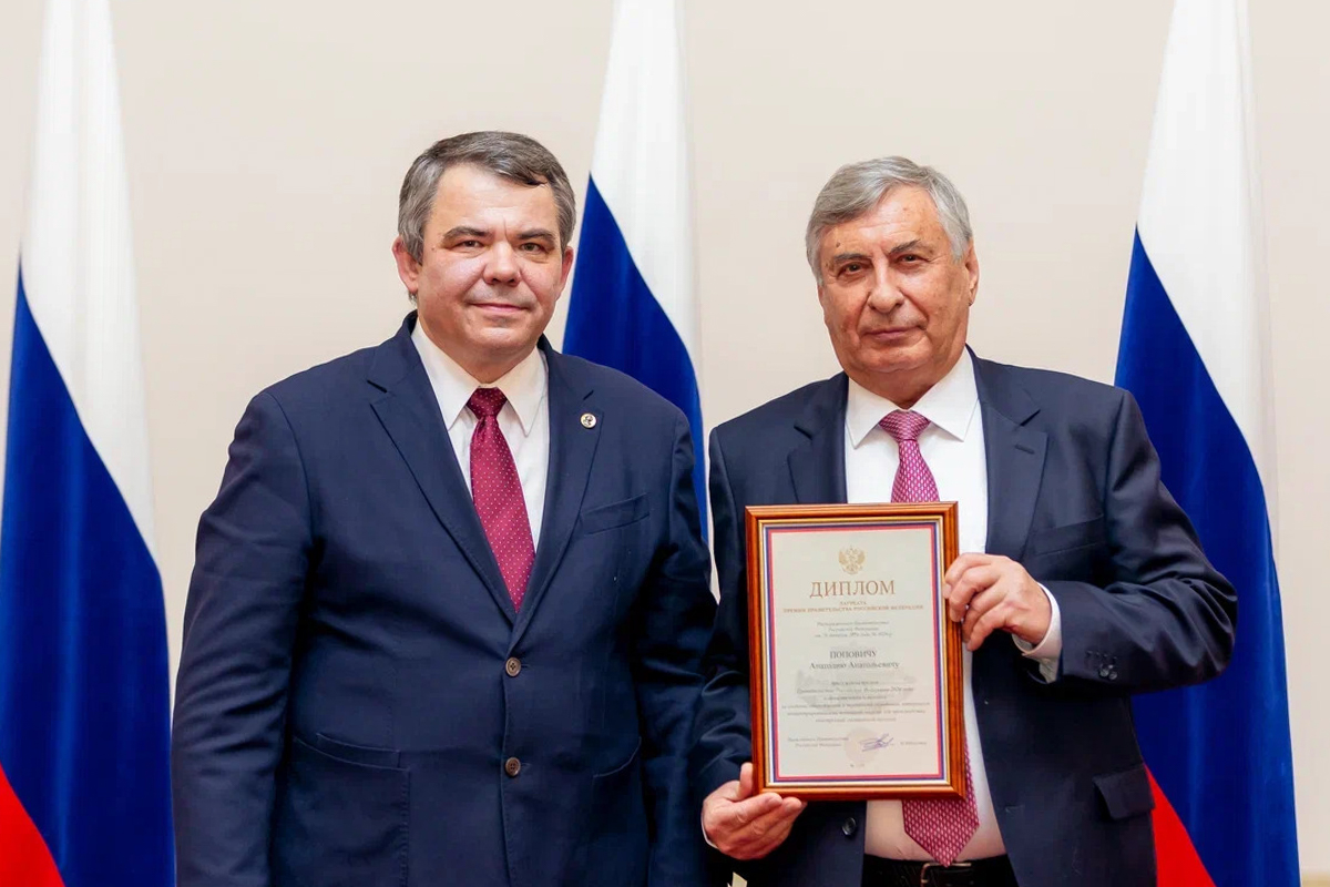 Антатолий Попович (справа) 