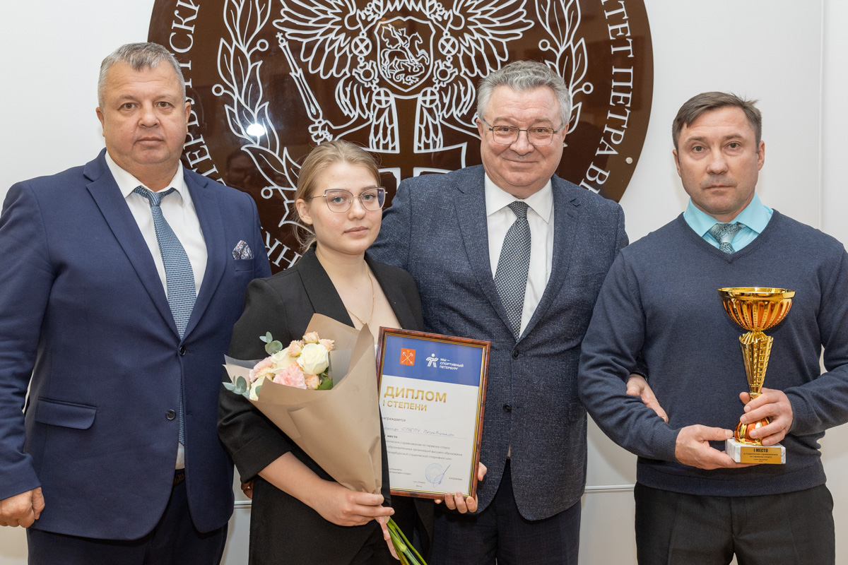 Директор ИФКСТ Валерий Сущенко, капитан команды Политеха по гиревому спорту Ольга Мочалова, ректор СПбПУ Андрей Рудской, тренер сборной по гиревому спорту Иван Катаев 