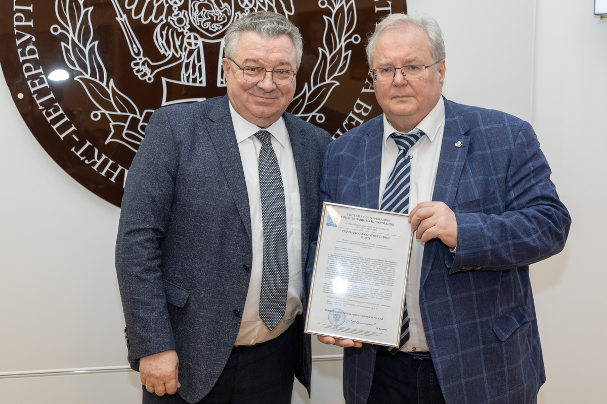 Ректор СПбПУ Андрей Рудской поздравил проректора по цифровой трансформации Алексея Боровкова с получением сертификата соответствия цифровой платформы по разработке и применению цифровых двойников CML-Bench 