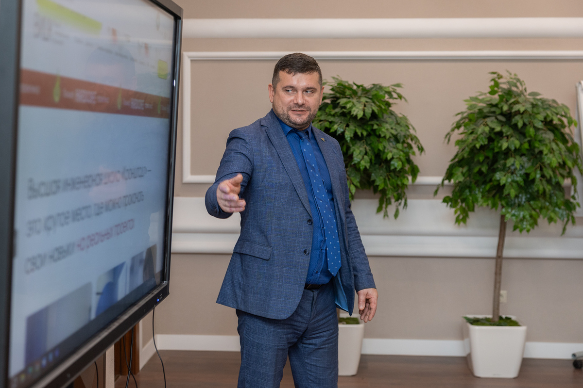 Проректор по дополнительному и довузовскому образованию Дмитрий Тихонов 
