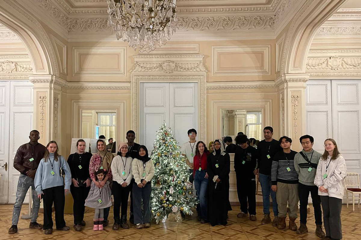 Новогоднее настроение удалось поймать ребятам в Юсуповском дворце 