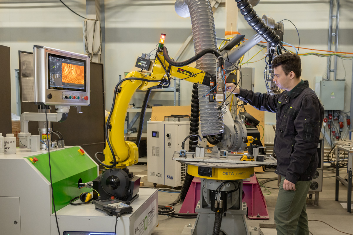 Специалисты НИЛ «ЛиАТ» восстановили элементы соплового аппарата первой ступени турбины высокого давления газотурбинного двигателя на мобильном комплексе лазерной наплавки «Кочевник» 