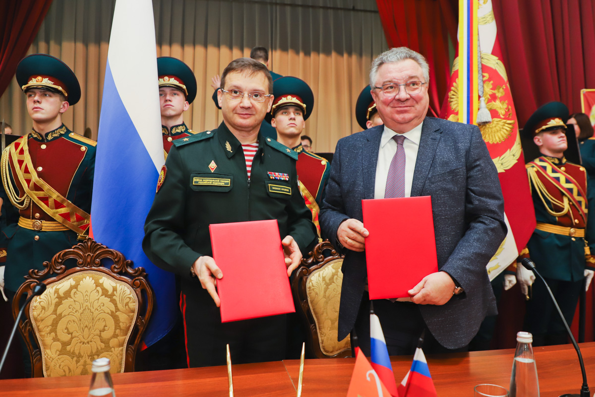 Подписи в соглашении поставили ректор СПбПУ Андрей Рудской и начальник Военной академии Росгвардии Андрей Кийко 