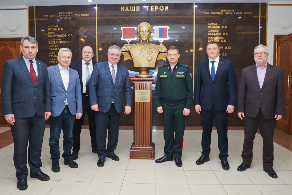 Участники церемонии подписания 