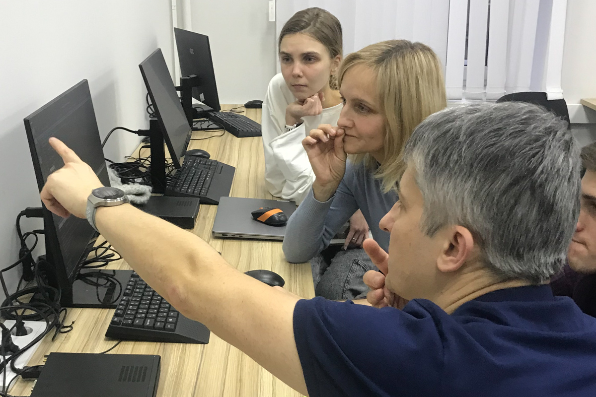 В Высшей школе электроники и микросистемной техники Института электроники и телекоммуникаций СПбПУ прошёл курс повышения квалификации, посвящённый экосистеме RISC-V 