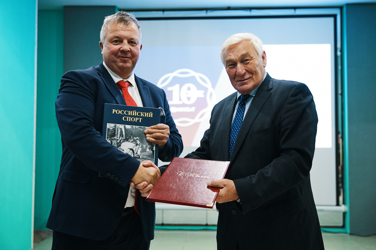 Директор Института физической культуры, спорта и туризма Валерий Сущенко и председатель Физкультурно-спортивного общества профсоюзов Санкт-Петербурга и Ленинградской области «Россия» Леонид Шиянов на праздновании юбилея ИФКСТ 