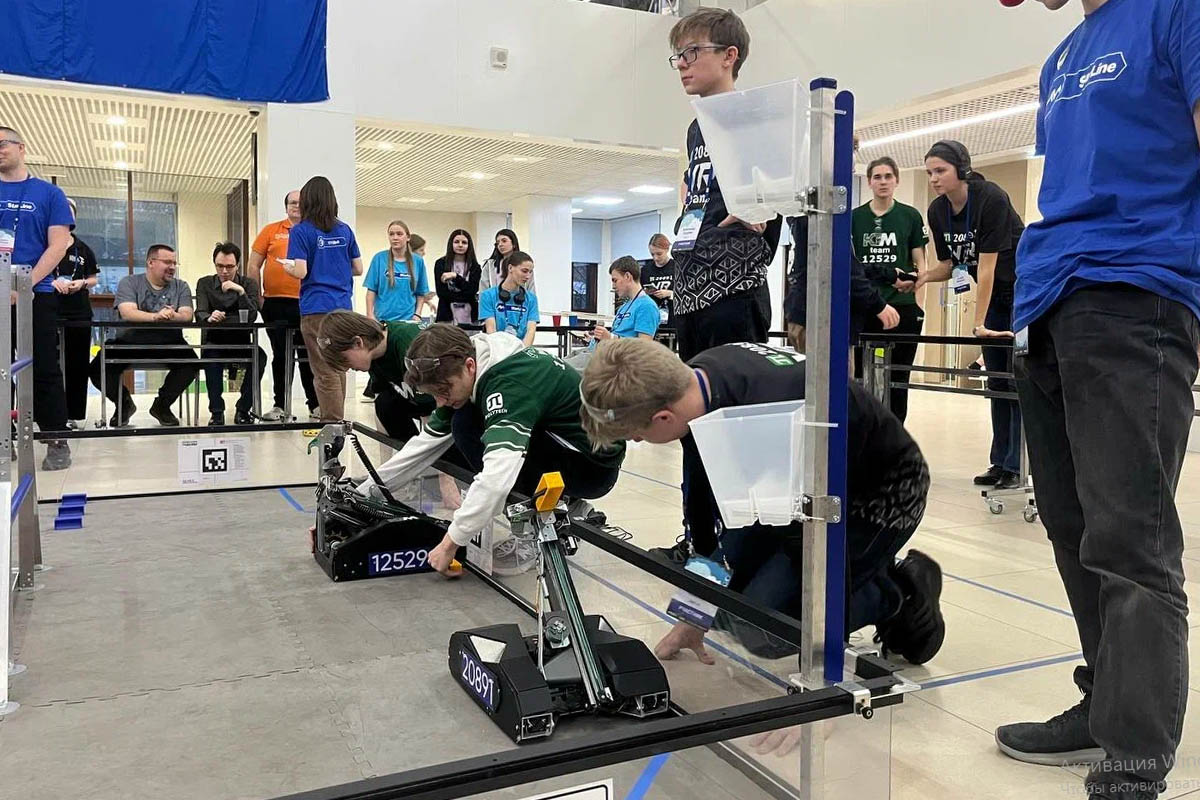 С сентября команды напряжённо работают над созданием своих роботов 