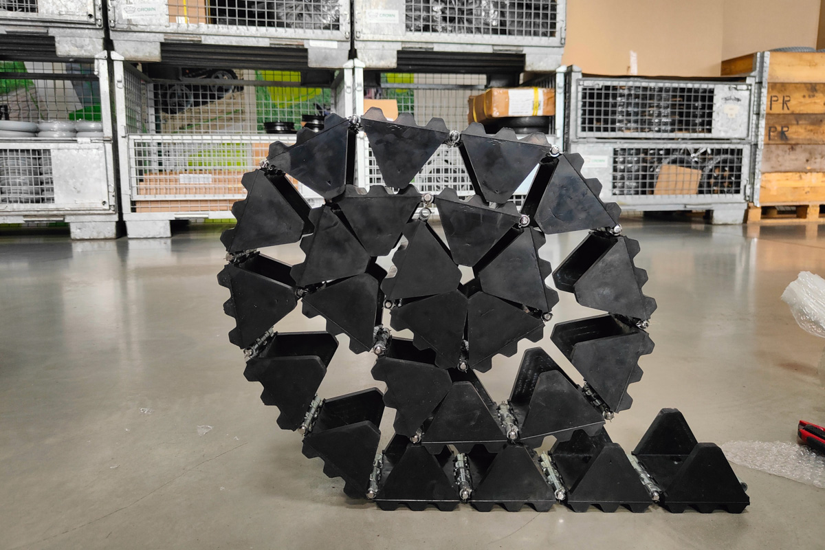 Каждый трак изготавливается отдельно, а после собирается вместе при помощи специальных «пальцев» с фиксаторами 