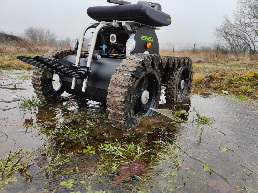 Коляска уверенно прошла через пересечённую местность, включая заболоченные участки, распутицу и разноуровневые участки дорог 