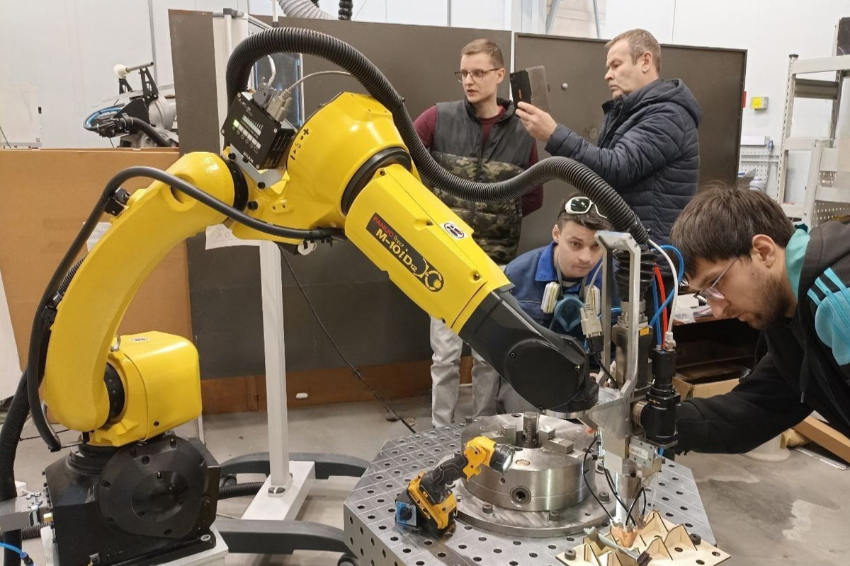 Политехники успешно сдали комплекс лазерной порошковой наплавки 