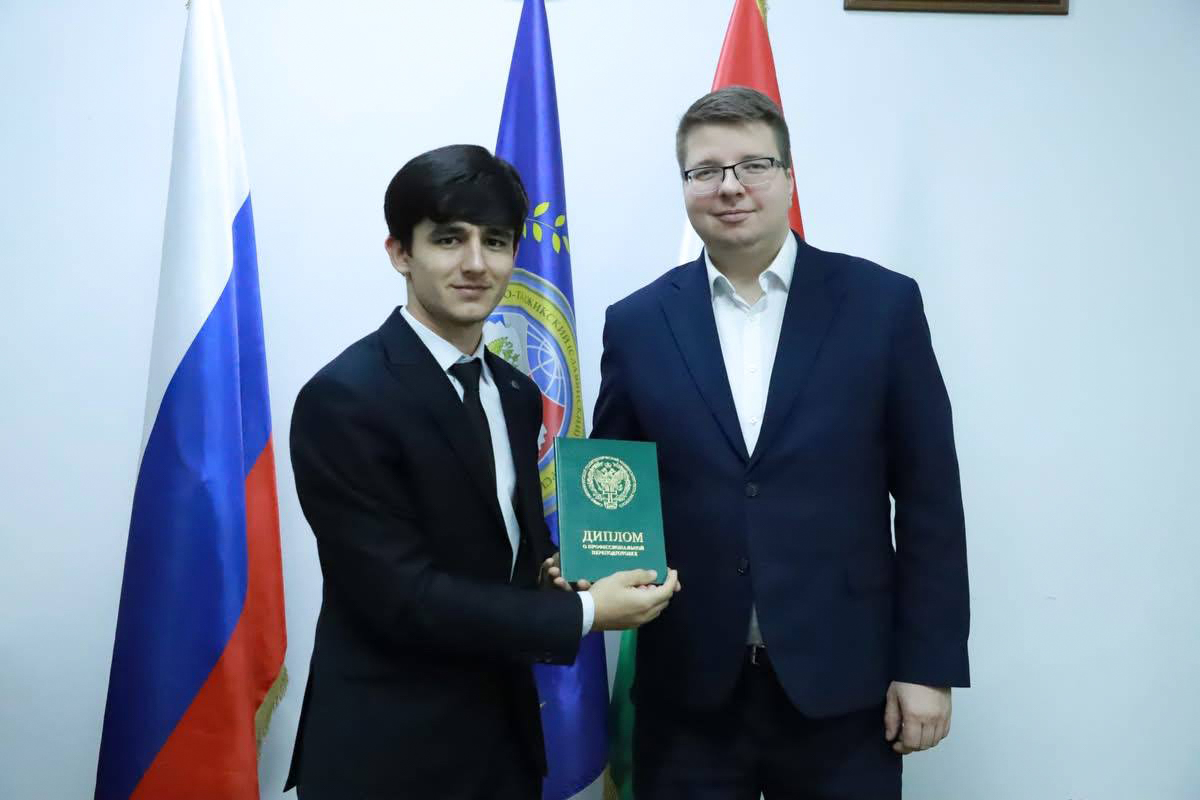 Николай Снегирёв вручил дипломы о профессиональной переподготовке 