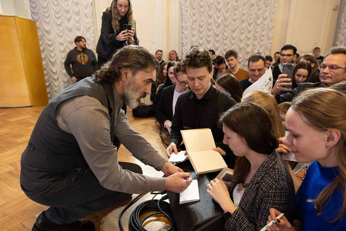 Вячеслава Бутусова вызвали на «бис» и потом долго не отпускали 