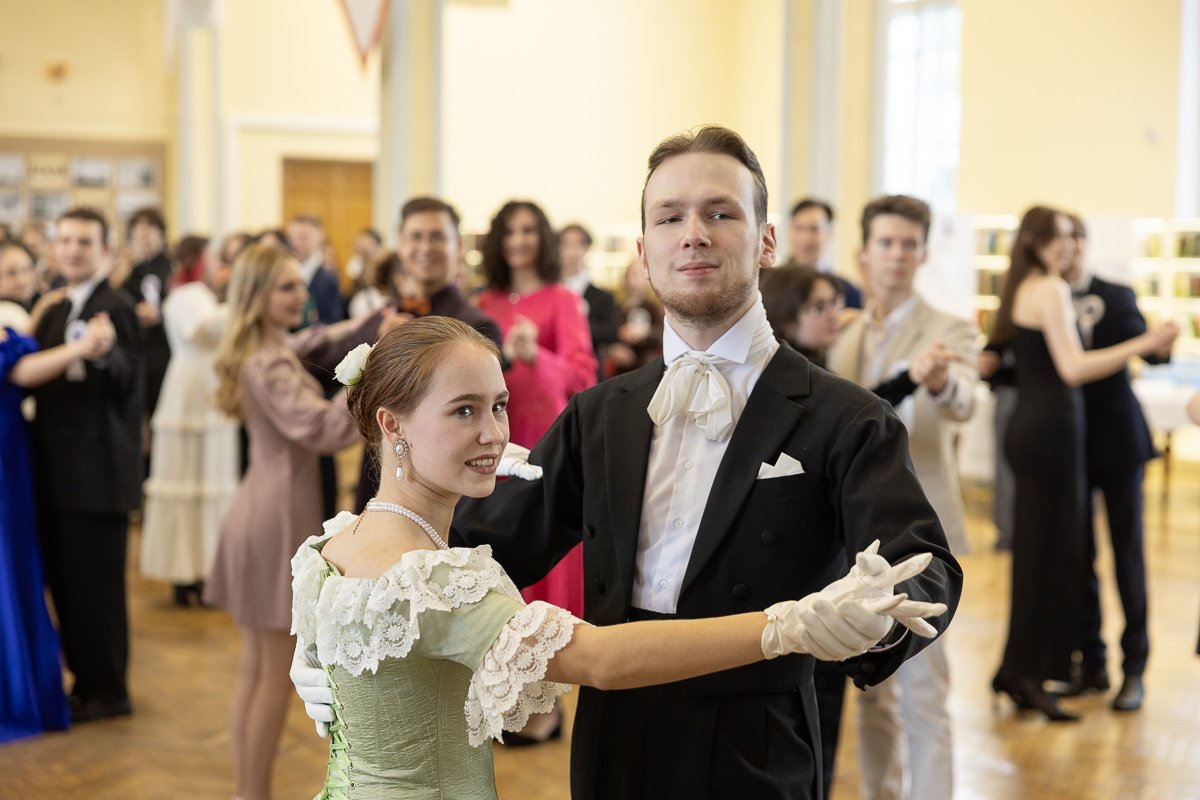 Участники бала, облаченные в бальные платья и смокинги 