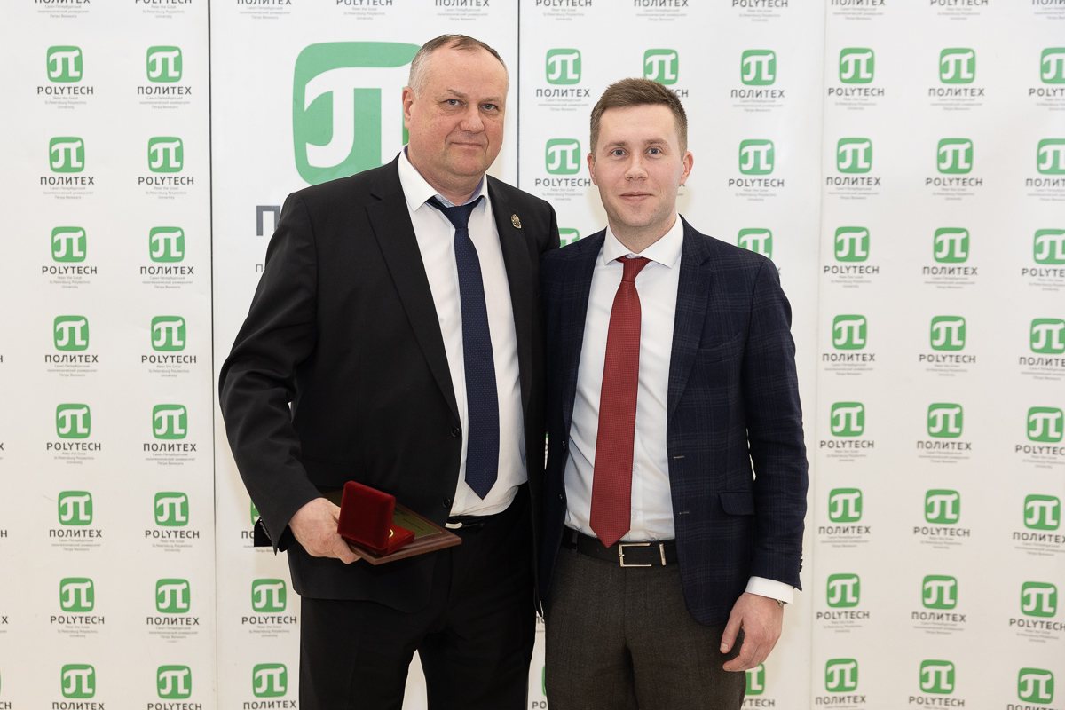 Проректор по работе с филиалами ПГУПС Михаил Греков и проректор по молодёжной политике и коммуникативным технологиям СПбПУ Максим Пашоликов 