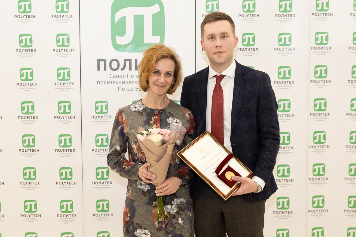 Директор Высшей школы производственного менеджмента Ольга Калинина и проректор Максим Пашоликов 