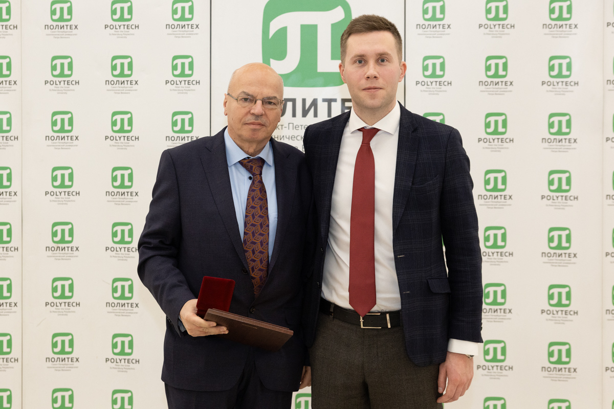 Проректор Максим Пашоликов вручил награду старшему вице-президенту Банка «Санкт-Петербург» Владимиру Жирову
