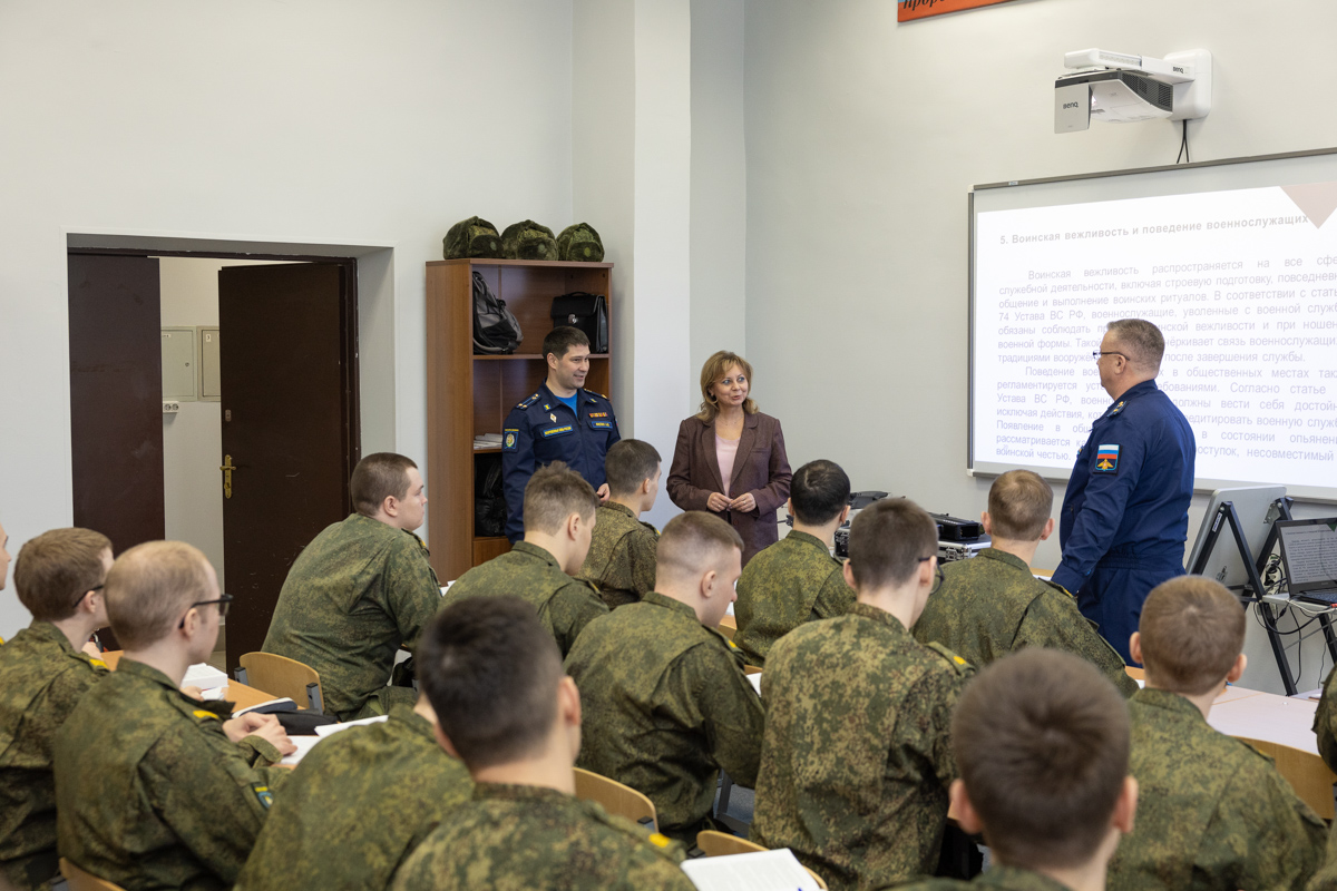 Проректор по образовательной деятельности СПбПУ Людмила Панкова посетила Военный учебный центр 