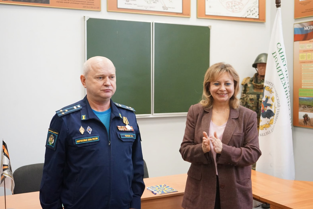 Начальник кафедры связи Игорь Попок 