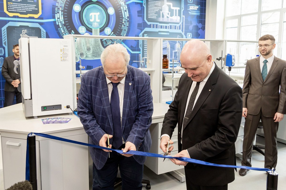 Проректор по цифровой трансформации СПбПУ, руководитель ПИШ СПбПУ Алексей Боровков и руководитель ЦКБМ Юрий Гордиенков открывают лабораторию 