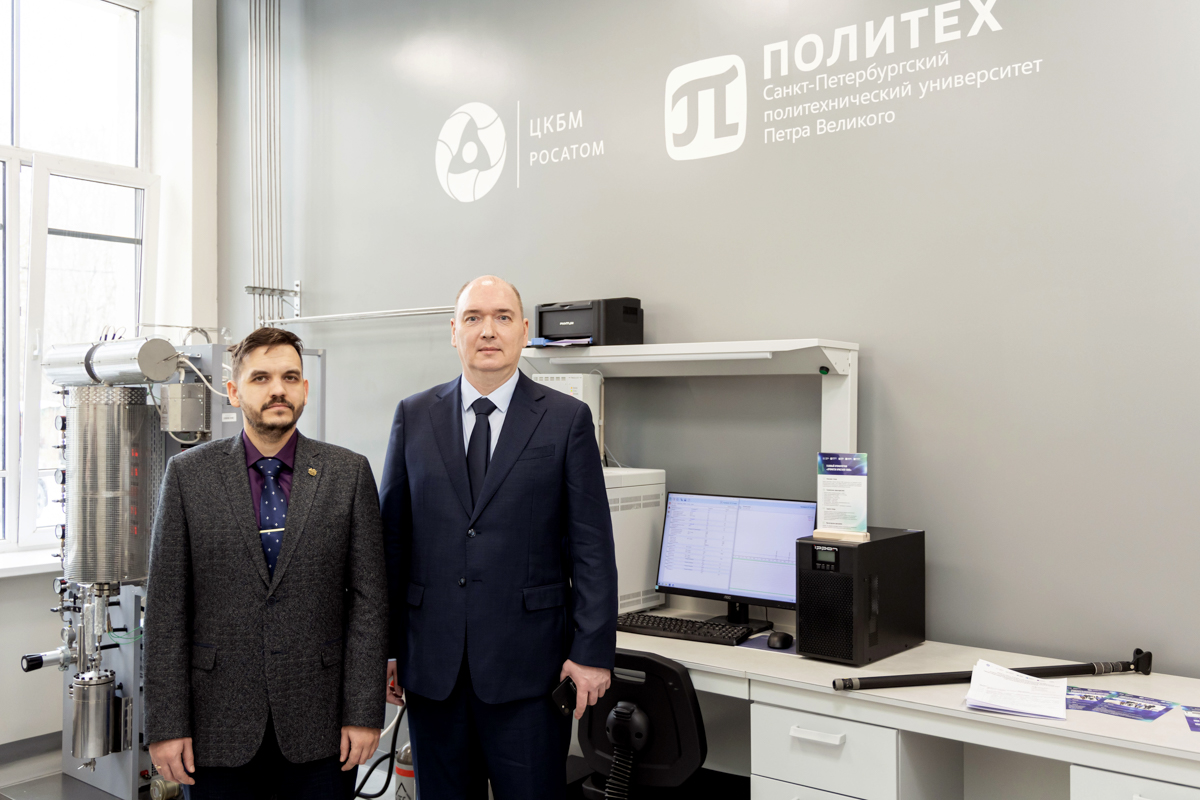 Начальник опытно-экспериментального производства Научно-производственного комплекса водородной энергетики Александр Дацкевич и заместитель начальника Научно-производственного комплекса водородной энергетики Александр Карпович Начальник опытно-экспериментального производства Научно-производственного комплекса водородной энергетики Александр Дацкевич и заместитель начальника Научно-производственного комплекса водородной энергетики Александр Карпович