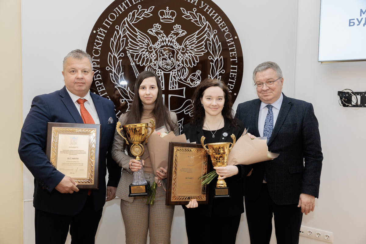 Валерий Сущенко, Дарья Хаджариди и Анастасия Акатова 