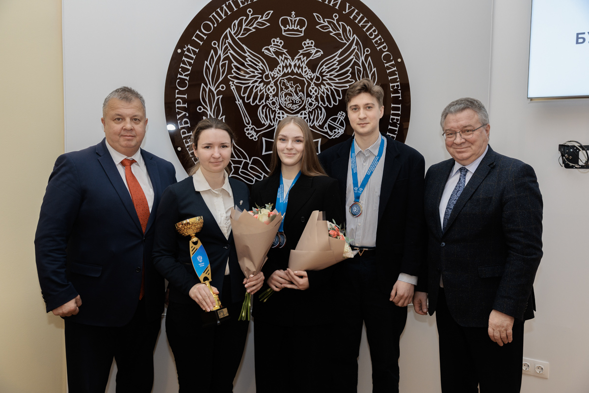 Татьяна Бевза (вторая слева), Ульяна Брючко и Михаил Беляков 