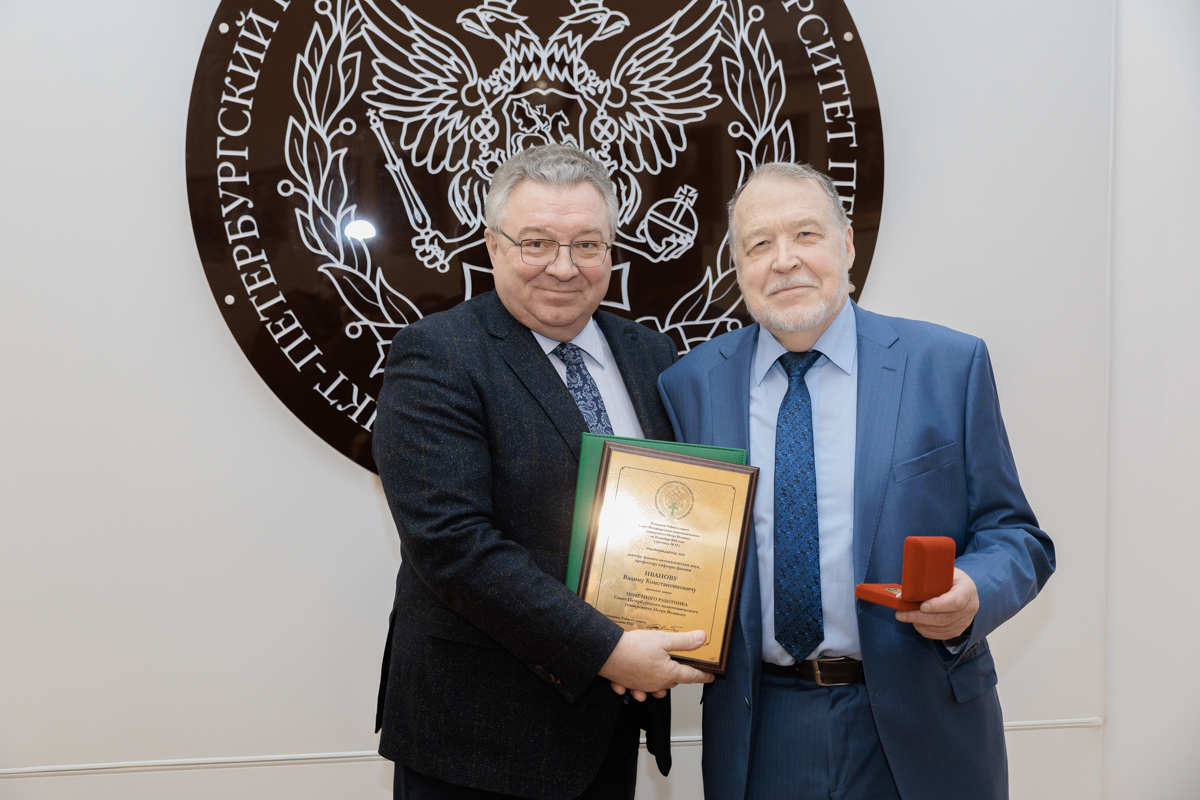 Профессор кафедры физики Вадим Иванов 