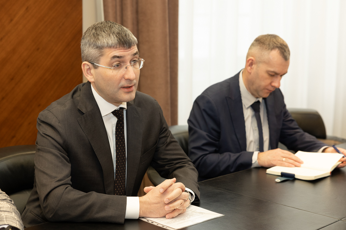 Генеральный директор АО «ПО «УОМЗ» Анатолий Слудных (слева) отметил, что предприятие заинтересовано в использовании технологий и материалов, разработанных учёными Политеха 