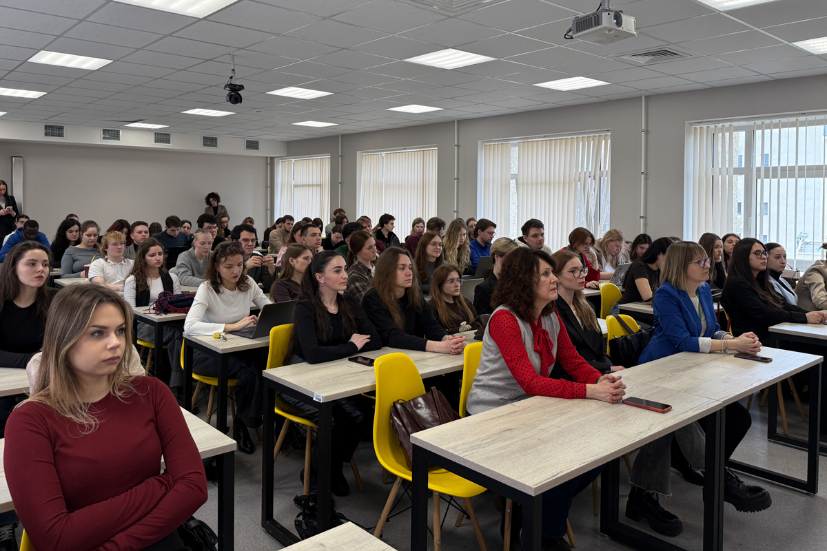 Преподаватели и студенты ИПМЭиТ 