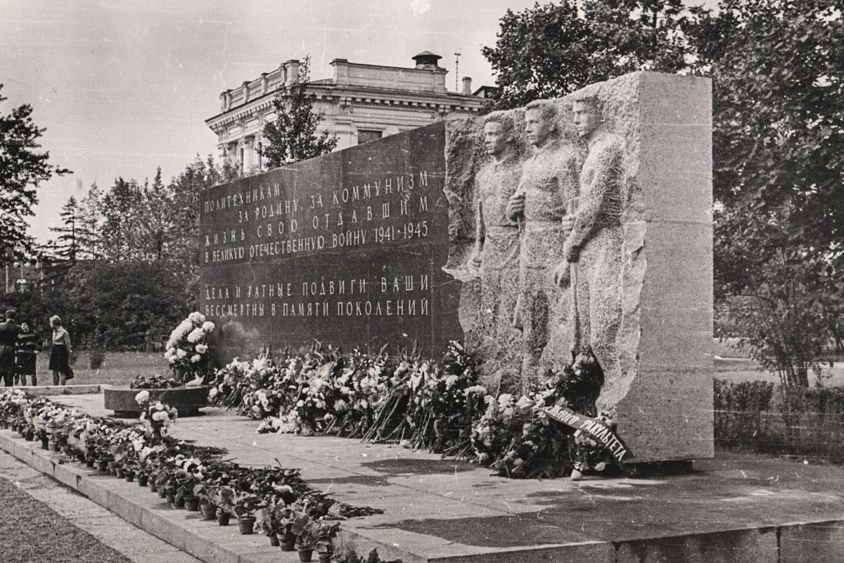 Памятник погибшим политехникам 