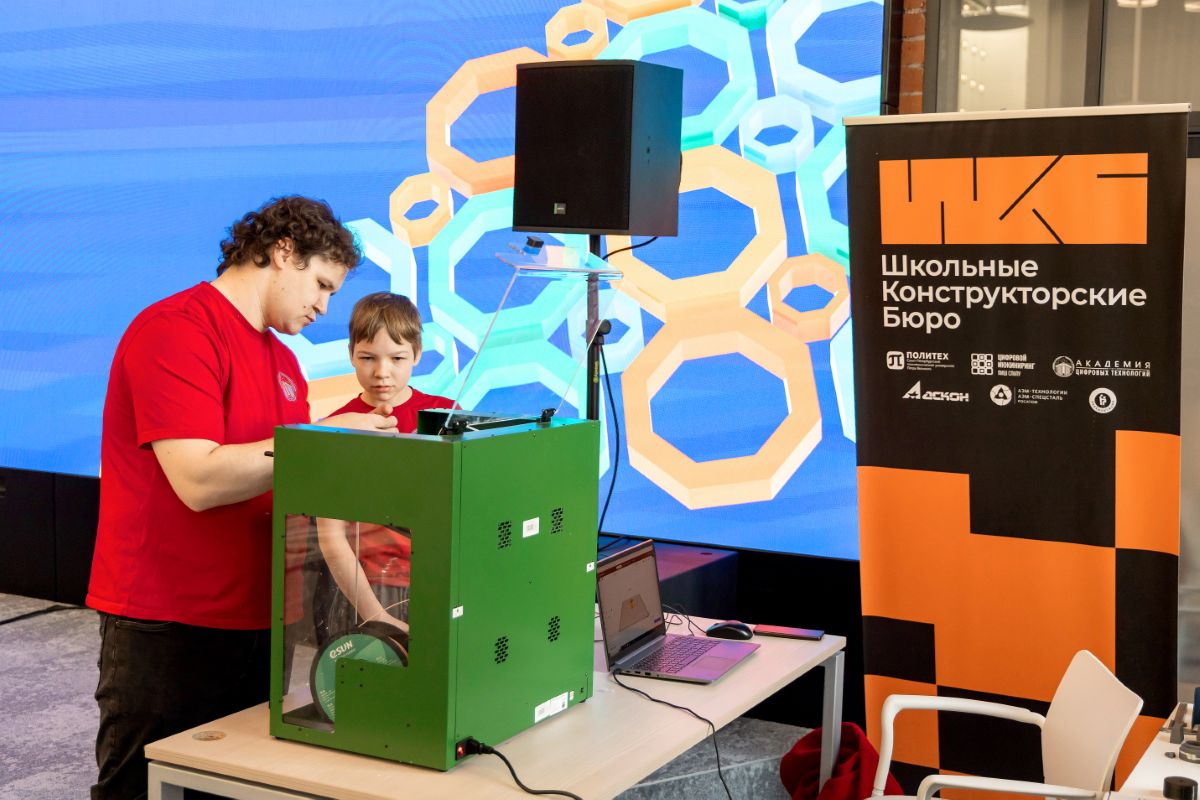 На площадке стратегической сессии учащиеся смогли погрузиться в задачи будущих школьных конструкторских бюро и попробовать себя в ЗD-моделировании и печати 