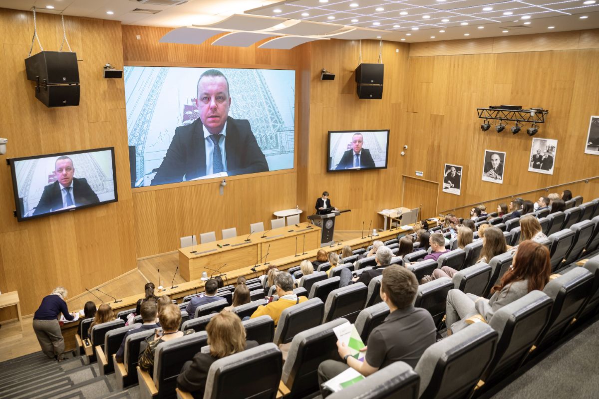 Второй день Всероссийский цифровой форум «От урока к профессии». В открыл в Политехе заместитель председателя комитета по образованию Санкт-Петербурга Павел Розов 