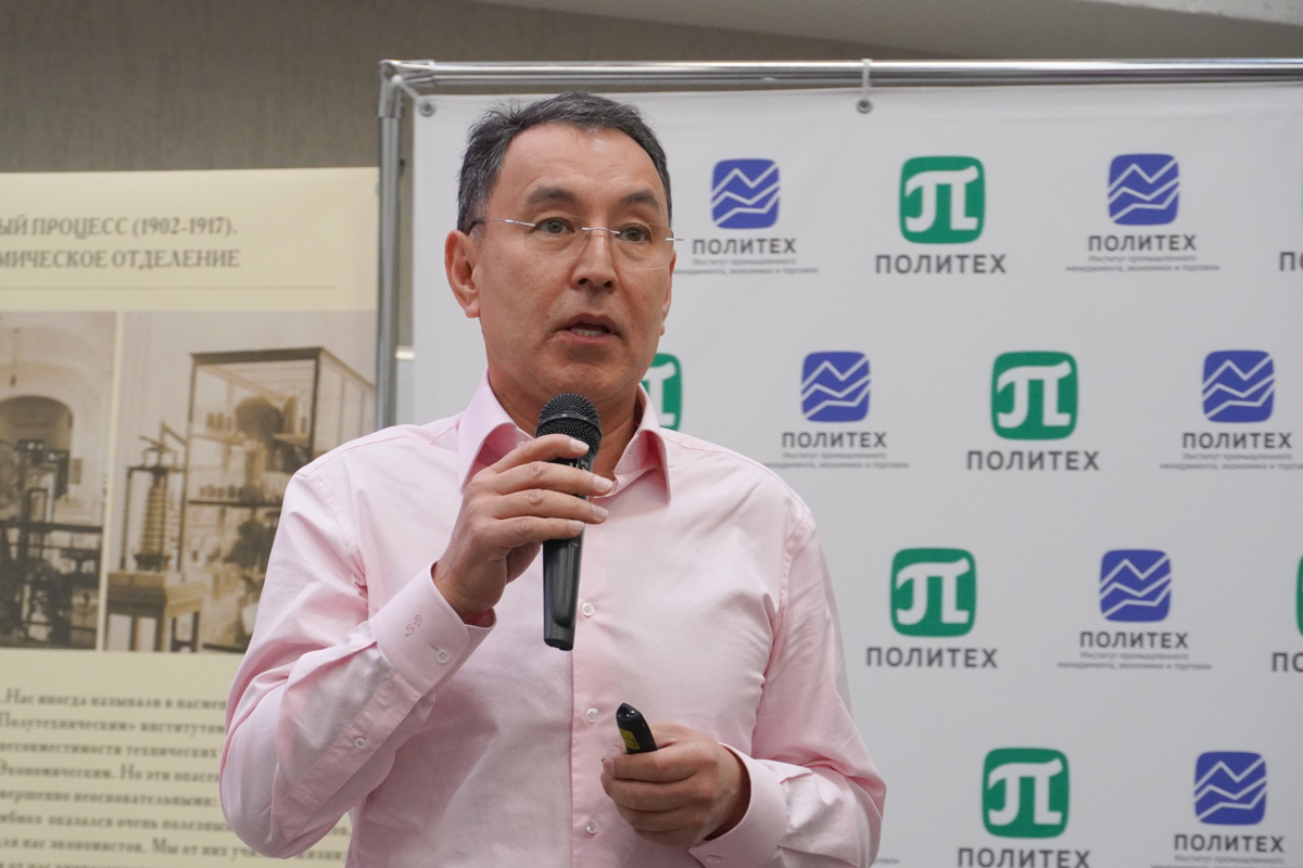 Почётный профессор СПбПУ Серикбай Бисекеев провёл лекцию для студентов ИПМЭиТ 
