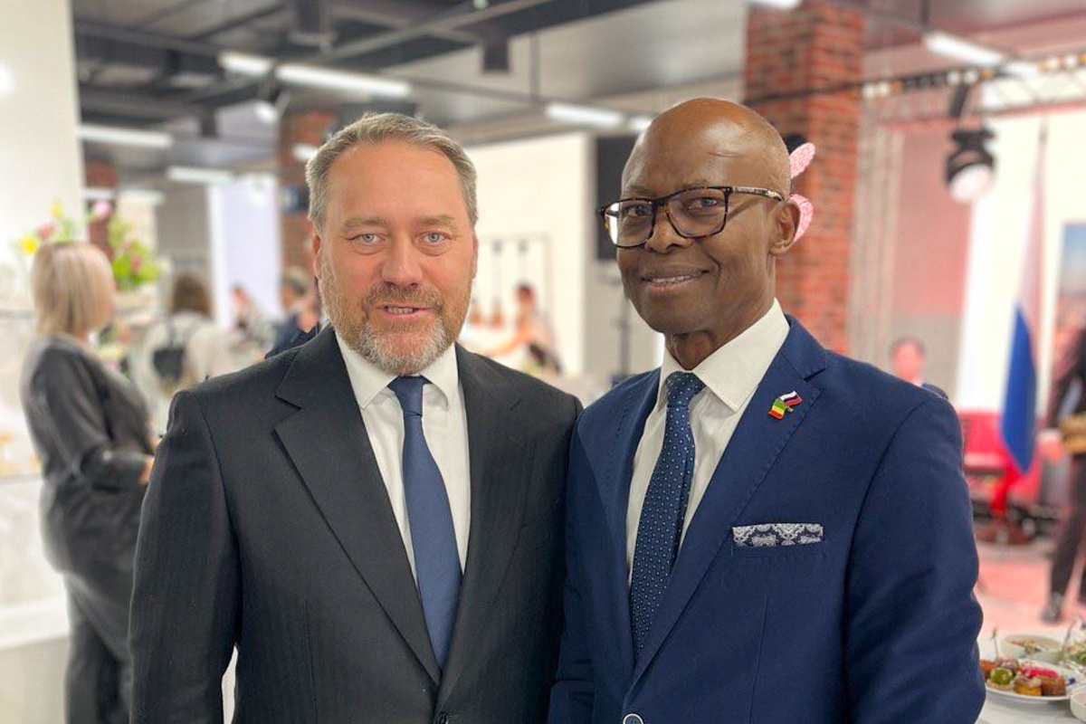 Доцент СПбПУ, почётный консул республики Мали в Санкт-Петербурге Исса Того (справа) 